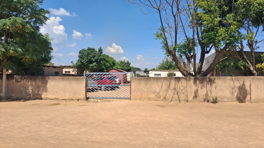 5 Bedroom Property for Sale in Mabopane Unit A North West